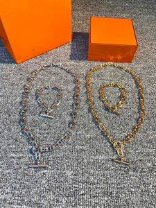 Populärt märke halsbandsdesigner u -formad hänge halsband armband set runt digital fransk kvalitet mode klassiska kvinnliga smycken valentin dag kärlek gåva
