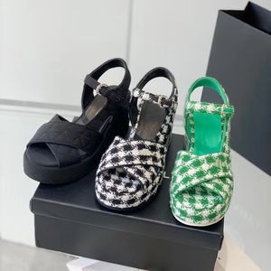 Najnowsze projektant sandały klasyki klamry łańcuch sandałowy złoto wysokiej jakości czarne damskie sandał 100% cielę skórzana letnia moda na plażę buty platformowe