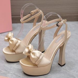 Sandálias de grife feminino Sapatos de vestido de salto alto moda de pé aberto cetim preto laço duplo 14 cm plataforma grossa sola tornozelo tira de fivela de fivela de banquete casual sapato