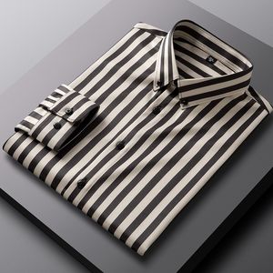 メンズカジュアルシャツメンズロングスリーブスモイストストライクストライプドレスシャツポケットなしの快適な標準フィットのしわ無料のカジュアルな汎用シャツ230322