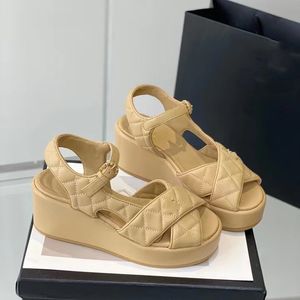 Senaste designersandaler klassiker Spänne Sandalkedja guld Hög kvalitet svart damsandal 100 % kalvskinn flip sommarmode Beach Slippe platåskor med låda