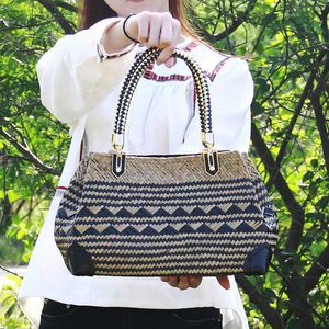 Bolsa de tecido de grama étnica feita à mão em tecido de grama de rattan bolsa feminina para férias Bolsa de praia listrada preta Estilo japonês e coreano