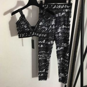 23ss designer kvinnor märke yoga träningsoveraller bokstav webbing stängd midja sling underkläder bröstkudde elastisk midja bantnings leggings set Hög kvalitet damkläder a1