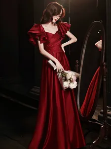 Vestidos de baile graciosos Vinho Red decote em V Princess Corsset Pearl Slave Satin Satin A-Line Ruffle Night Celebrity Formal GOWNS PLUS SIZE