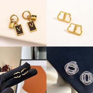 18K guldpläterade örhängen Charm Designer örhängen Premium smycken Mode kvinnor Runt pärluppsättning Diamantörhängen Lyxtillbehör Par Familjepresent Klassisk