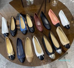 Bale Düz Orijinal Deri Kadın Loafers Sıradan Ayakkabı Boyutu 35-42 Tasarımcı Ayakkabı Düğün Partisi Tasarımcıları Lüks Top Quilty Velvet Mevsimsel
