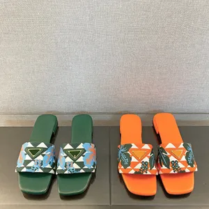 Triangolo Ibiscus luxuriöse flache Slide-Hausschuhe zum Hineinschlüpfen aus Stoff, Sandalen mit Blumenstickerei, offene Zehen, Luxus-Designer für Damen, Ferienwohnungen, Sandalenfabrik-Schuhwerk