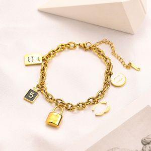 Pulseiras clássicas Link Chain Mulheres Marca Cristal Carta Bangle Ouro Prata Face Pingente Cadeia Voltar Amantes de Aço Presente Pulseira Cuff Chains Designer Jóias de Casamento