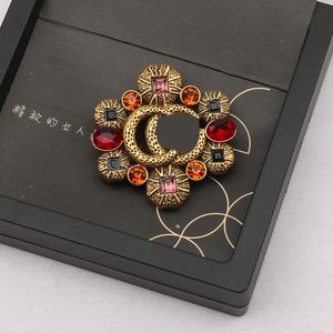 20 Style Moda Marka Mektubu Tasarımcı Broş Yüksek kaliteli mektuplar Pin Kadınlar Kristal Rhinestone Pins Düğün Partisi Metal Jewerlry 23SS Yeni Stil