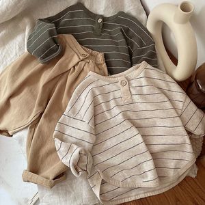 Koszule dla dzieci w paski w paski nadruk ubrania dla niemowląt bawełniany długi rękaw t chłopcy i dziewczęta topy jesienne ubranie 230322