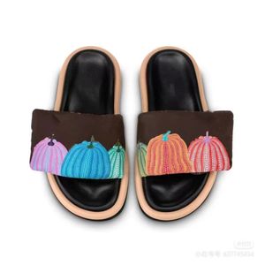 Yeni terlik ve ayakkabı Lüks tasarımcı sandalet slaytları Yüksek Kalite Yeni İlkbahar ve Yaz Yükseltilmiş İpek Saten Kabartmalı Harf Düz Sandaletler Erkek ve Kadın Sandaletleri 35-46