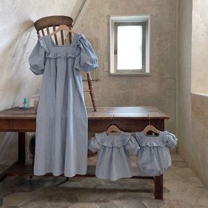Familjsmatchande kläder Sommarbarn Bomull Topp Puff Sleeve Plaid Woman Dress Toddler Baby Girl Romper Mother Daughters Look 230323
