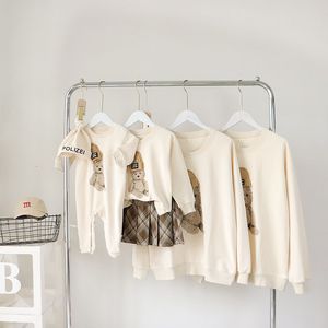 Abiti coordinati per la famiglia MILANCEL Abbigliamento Autunno Bambini Cartone animato Orso Felpe Ragazze Gonna a pieghe Baby Pagliaccetto Madre e figlia Set 230323