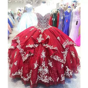 Abito Quinceanera bordeaux Bling Paillettes Abito da ballo in tulle Prom Sweet 16 Abiti Gonna con volant con applicazioni ricamate in oro rosso scuro BC15529