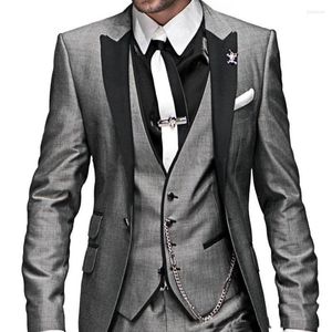 Abiti da uomo Gilet argento Cravatta Giacca grigia Pantaloni neri Risvolto con visiera Un bottone 3 pezzi Smoking da uomo su misura Ultimi modelli di cappotti