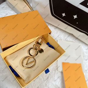 Designer Unisex Golden Key Chain Accessories V Keychains LUXY Mönster bil Keychain smycken gåvor Lanyards för nyckelväska 2303233Z