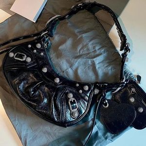 Le Cagole Diamond Crescent bag Dumpling Bag Motorcycle Bag Explosion Crack Leather Underarm Bag Crossbody Bag with Card Bag and Heart shaped Hanging Mirror 26cm
