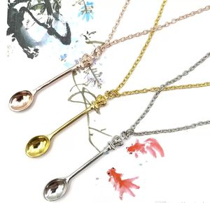 Nyaste snus Snorter Sniffer Power Spoon Mini Tea Wax Oil Scoop Fashion Vintage Style Alice Wonderland Crown Inspired Metal Pendant Necklace