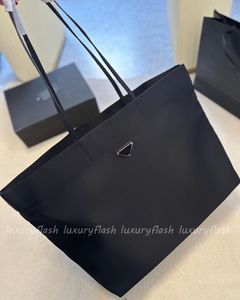 디자이너 토트 가방 나일론 대형 여성 패션 핸드백 어깨 가방 단색 ​​쇼핑지면 삼각형 검은 경량 및 다목적 토트