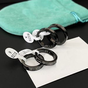 Küme halkaları takı tasarımcısı siyah damga yüzüğü kadınlar mektup aşk düğün malzemeleri paslanmaz çelik değerli taşlar yüzüğü ince parmak yüzüğü