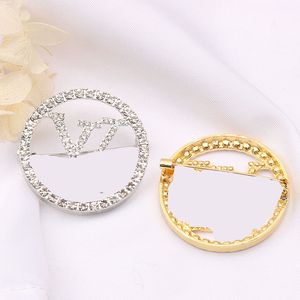 20Style Mixed Brand Designer V Letter Brosch Högkvalitativ bokstäver Pin Women Crystal Rhinestone Pearl Pins Wedding Party Metal Jewerlry 23SS Ny stil