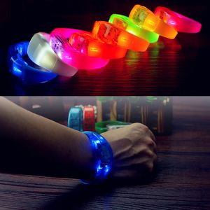 Bracelets de controle de voz piscantes de LED fornecem festivo festivo abrete luminoso na pulseira noite brinquedos infantis brinquedos nos acessórios de festa escura