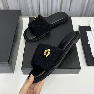 2023 Luksusowa moda wypoczynek Wysokiej jakości kanał Summer Męski pantofel Multi -Color Platforme Wedge Sandals MML
