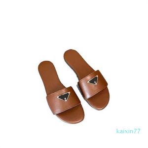 Designer feminino chinelos chinelos de couro desliza slides de metal sênis casuais