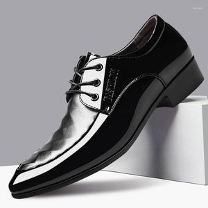 Chaussures habillées pour hommes en cuir formel noir verni printemps automne affaires décontracté hommes luxe pointu chaussure de mariage