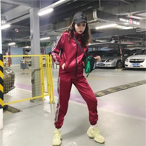 Kvinnors tvådelade byxor 2023 Spring Set Green Zip Up Striped Tape Jacket och Drawstring Tracksuit Women Satin Streetwear Casual 230322