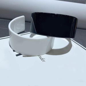 Moda braccialetti di strass acrilici in bianco e nero catena a mano popolari accessori per braccialetti G nei paesi europei e americani