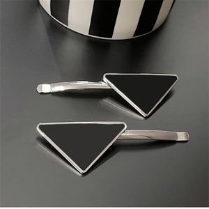 2024Enamel Designer Hair Clips Triangle Hairpins Makeup For Women Liten unik bekväm hypoallergenicitet Klassisk ikonisk söt lyxhårklämma attraktiv