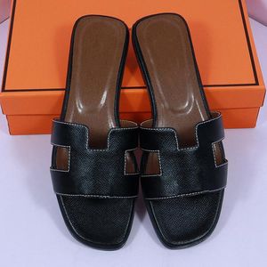2023 lussi firmati Classici Pantofole da donna Fashion Slides Estate Sexy piattaforma in vera pelle Scarpe basse Pantofole da spiaggia da donna 32 colori con scatola