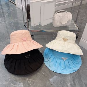 Luksusowy designerski kapelusz typu Bucket jednokolorowy plisowany kapelusz rybaka klasyczne litery moda wielokolorowe podróże na plaży letnie rondo