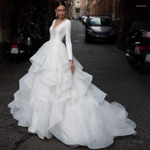 Bröllopsklänning vit v-hals långärmad strand ruffles organza domstol tåg prinsessa klänning elegant plus storlek brud