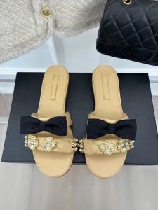 2023 Die meisten schönen Hausschuhe Maultiere Reiche Blumenschuhe Schwarze Bogenperlen Diamantschnalle Slides Sandalen am besten aussehend Slipper Größe 35-41