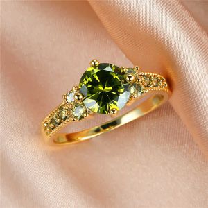 Ringas de banda charme fêmea de oliva verde Crystal Stone Ring vintage cor de ouro fino anéis de casamento para mulheres anel de noivado de zircão de luxo AA230323