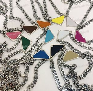 Colares de pingentes de design de luxo Moda Moda de prata colar de aço inoxidável para homem Triângulo Triângulo Designers de cartas de joias Personalidade Chain Clavicle Chain