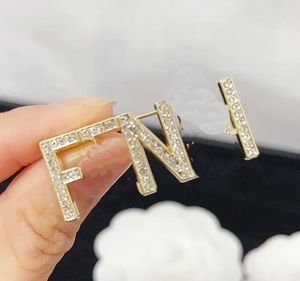 23SS Moda Marka Mektubu Tasarımcı Broşlar Mektuplar Yakel Pimler İçi Boş Rhinestone İnci Pin Düğün Partisi Metal Jewerlry Aksesuarlar Hediye Şekil Damgalı