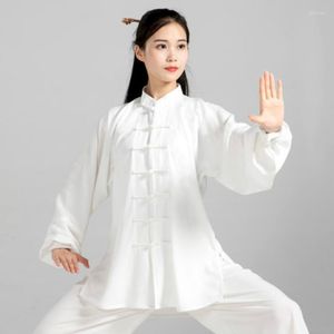 Scena nosić chińskie tradycyjne nieogrzywne kobiety rano