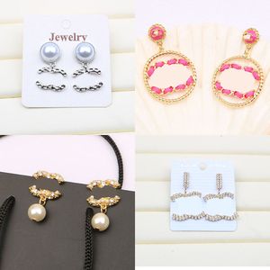 23SS 20 Style Designer Dangle Avize Mektup Saplama 18K Altın Kaplama 925 Gümüş Moda Kadınlar Kristal Rhinestone İnci Küpe Düğün Partisi Jewerlry