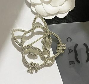 23ss Marchio di moda Lettera Spille di design Lettere di alta qualità Spille Hollow Donna Uomo Spilla di cristallo Festa di nozze Accessori gioielli in metallo Regalo con timbro figura