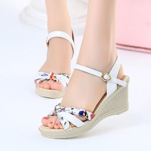 Sandaler 2023 Summer Fashion Sweet Korean Snap Waterproof Platform High Heel Open Toe Slope Flower Women