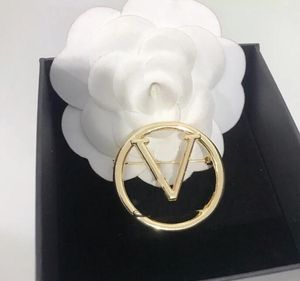 23ss Modemärke Brev Designer Broscher Högkvalitativa bokstäver Lapel Pins Ihåliga Damer Män Kristall Pearl Pin Bröllop Smycken Tillbehör Present med figurstämpel