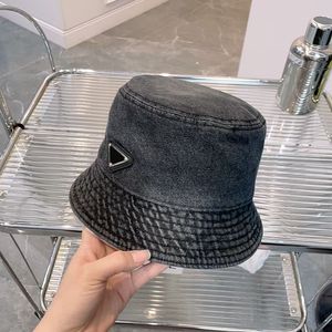 Luxuriöser Denim-Eimerhut für Damen, lässig, Herren-Designer, Batikmuster, Dreiecks-P-Hüte, Sommer, atmungsaktiv, Casquette-Ballkappe, Motorhaube, Beanie 2303234BF