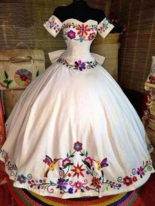 Meksykańskie Charro długie sukienki Quinceanera Haft Flower Krótkie rękawy OFF ROMPER SILLECK NECLINE Księżniczka Ball Suknia balowa 15 Vestido XV anos