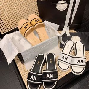 neue Mode bestickte gewebte Hausschuhe 2023 Frühling und Sommer neue farbblockierte Alphabet Rhombus Home Style Sandalen