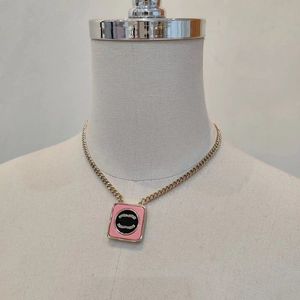 18k guldpläterad mässing kopparhänge halsband kedja mode kvinnor aldrig bleknar fyrkantig designer dubbel bokstav halsband choker hängen bröllop smycken kärlek gåvor