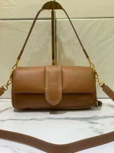 Luxuriöse Designer-Schultertaschen aus superweichem Blasenleder. Le Bambimou Schultertasche mit langem Riemen, Geldbörse in reiner Farbe, trapezförmige Baguette-Taschen, goldene Handtaschen mit Buchstabendruck