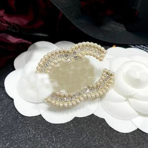 Luxury Grace C Letter Brooch Designer Märke Brosches Double Pearl Diamond for Women Charm Wedding Party Jewelry Accessorie